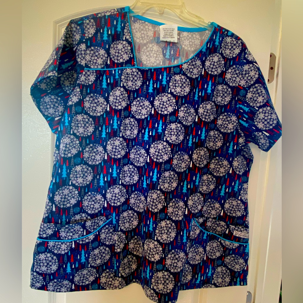 Trees And Snowflakes Cotton Scrub Top In Xl.